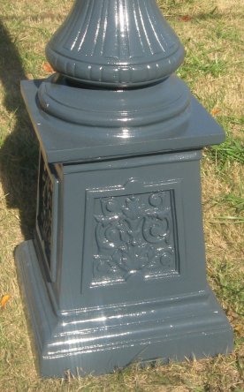 detail photo of casr aluminum street lamp urn style base